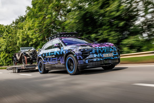 Den brittiska TV-presentatören Richard Hammond använde den kamouflerade prototypen av Porsche Cayenne Electric för att transportera en mer än 100 år gammal och över två ton tung klassiker från sin verkstad i Hereford till sitt garage.
