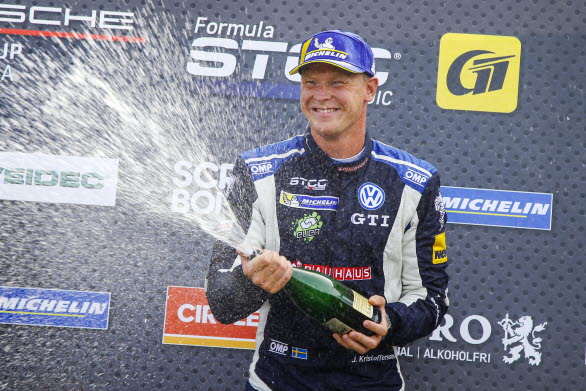 STCC-mästerskapet tog en dramatisk vändning under helgen och nu är skumpavane Johan Kristoffersson med i titelmatchen.