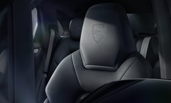 Cayenne Platinum Edition med Porsche-vapnet präglat på nackstöden.