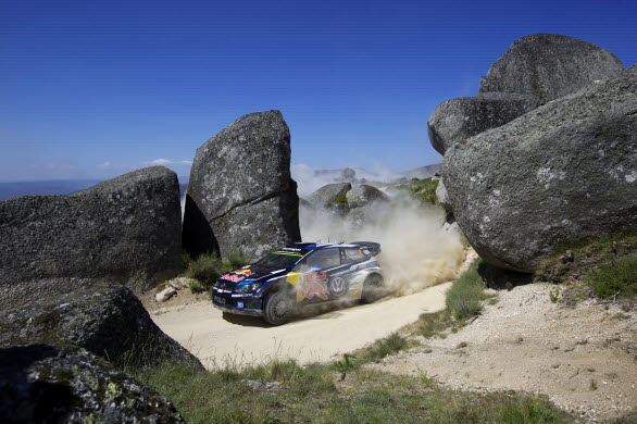 Sébastien Ogier jagad för att komma i kapp och var bara sekunder efter Latvala i mål.