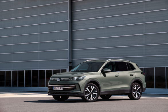 Nya Tiguan i Elegance-utförande och lacken Cipressino Green.
