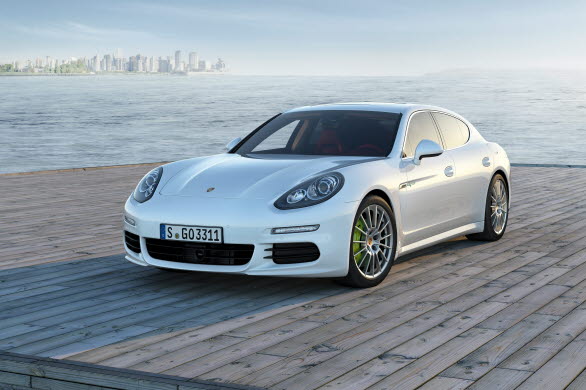 Panamera gjorde sin debut i Shanghai för fyra år sedan. Nu gör den andra generationen det också.