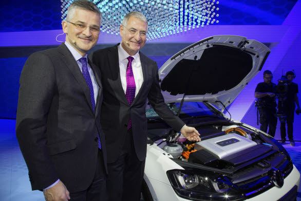 Michael Horn, VD för Volkswagen of America och Heinz-Jakob Neusser, Volkswagens utvecklingschef, visar upp bränslecelldrivna Golf Sportscombi HyMotion.