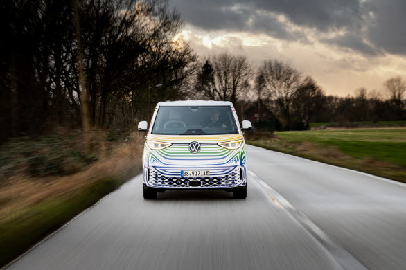 Genom att samla data från andra ID.-bilar kan bilens "Travel Assist" lära sig var bilen bäst ska ligga i sin fil vid olika sträckor.
