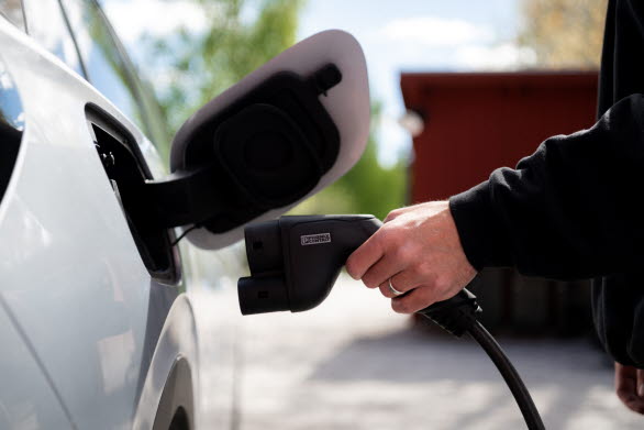 Batteriet i en ID.-bil innehåller mycket mer energi än den som krävs för daglig körning. Ett överskott som kan användas bakom elmätaren för att sänka de egna energikostnaderna, till exempel genom att kapa förbrukningstoppar.