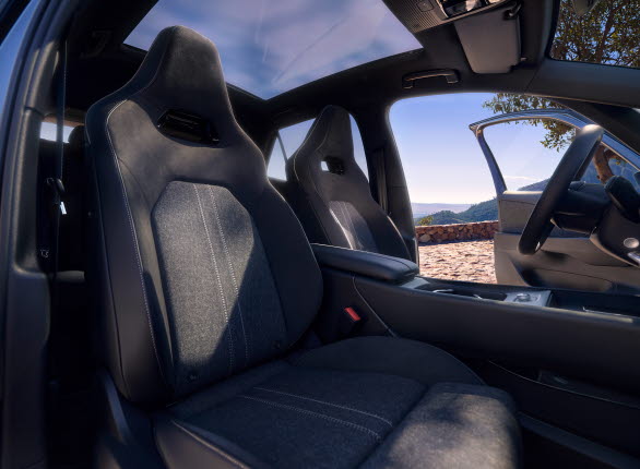 Robusta och klädda mittarmstöd mellan föraren och passageraren fram samt helt nydesignade klädseltyger för säten och dörrar säkerställer att interiören i ID.3 Neo förmedlar känslan av att sitta i en bil i nästa högre klass.