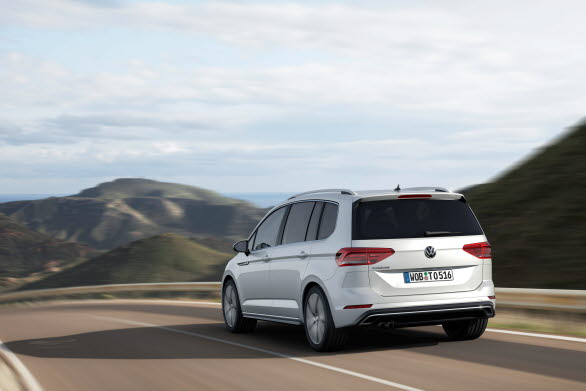 Till de nya assistanssystem som Touran har att erbjuda, hör multikollisionsbromsen, den adaptiva farthållaren ACC med Front Assist inklusive autobromsen City Emergency Brake, det proaktiva passagerarskyddsystemet PreCrash och trötthetsvarnare till standardutrustningen (samtliga versioner). 