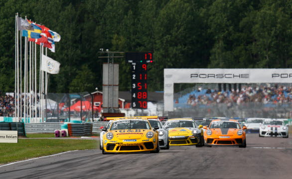 Lukas Sundahl, 2018 års mästare i Porsche Carrera Cup Scandinavia, leder startfältet ner mot kurva ett på Gelleråsen Arena.