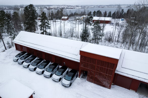 Åtta  ID.4 GTX kopplas via solcellsanläggningen upp mot elnätet och kan nu bidra till att balansera kraftnätet.