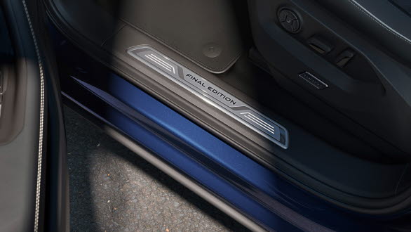 "FINAL EDITION" syns även på de belysta instegslisterna.