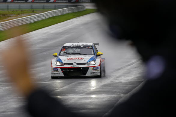 Tummen upp för "Kungen av regn". Johan Kristoffersson vann det första racet på Rudskogen i överlägsen stil.