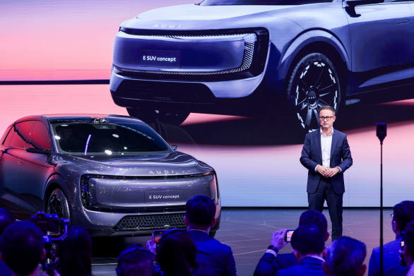 Fermín Soneira, VD för samarbetet mellan Audi och SAIC, presenterar den nya konceptbilen AUDI E SUV