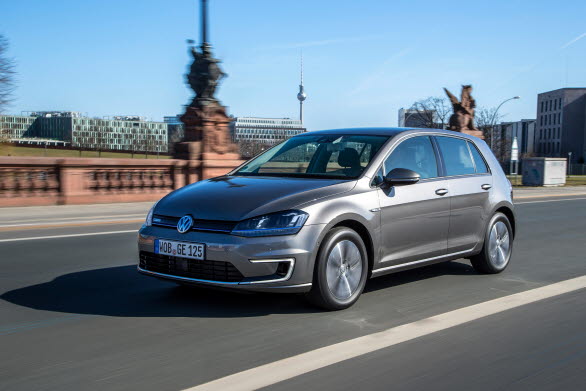 Golf är den mest framgångsrika bilen i Europa någonsin. Genom nya e-Golf introducerar Volkswagen nu denna bästsäljare även som serietillverkad elbil. 