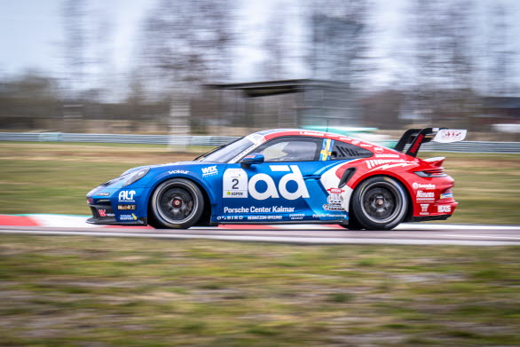 Lukas Sundahl gav under Porsche Carrera Cup Scandinavias roll-out på Gelleråsen Arena i Karlskoga den 23–24 april ett tydligt styrkebesked genom att noteras för bästa varvtid.