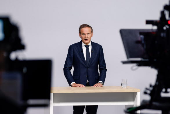 Oliver Blume presenterar centrala delar av Volkswagen-koncernens framtidsplan vid årsstämman.