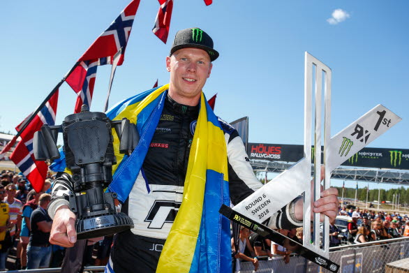 Hemmafavoriten Johan firade sin andra raka seger i Höljes under söndagen.
