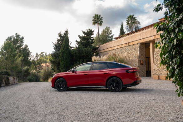 Tillsammans ger de båda elmotorerna en systemeffekt på 340 hk (250 kW) – 54 hk (40 kW) mer än hos bakhjulsdrivna ID.7 Pro.