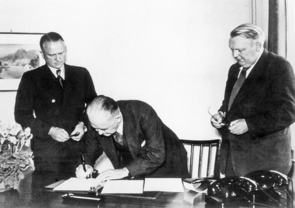 Överste Charles Radclyffe undertecknade protokollet som överför förvaltningen av Volkswagenwerk till den federala tyska regeringen.