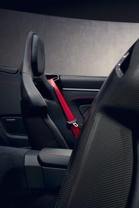 Som tillval till 911 GT3 S/C finns lätta skalstolar i kolfiber med fällbart ryggstöd.