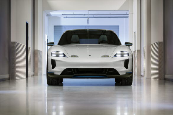 Den låga huven och rundade framskärmar påminner om Porsche 911.