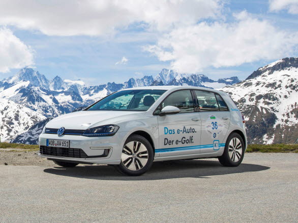 Genom e-Golf introducerar Volkswagen nu sin andra serieproducerade elbil på kort tid. e-Golf har samma goda vägegenskaper, åkkomfort och generösa utrymmen som i årtionden gjort Golf till en så populär bil. 
