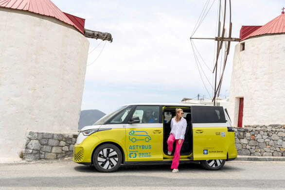 På den grekiska ön Astypalea pågår omställning till e-mobilitet. ID.Buzz Astybus.