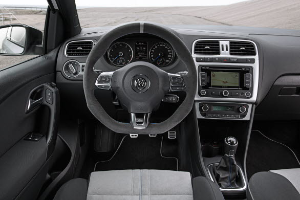 Instrumentering med vit belysning och blå mätarnålar.