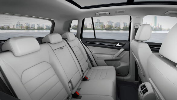 Tack vare den förlängda hjulbasen och det större överhänget bak, erbjuder Golf Sportsvan betydligt mycket mer utrymme i baksätet än föregångaren Golf Plus. Även de passagerare som är 1,90 meter långa nu kan sitta riktigt bekvämt, en fram och en bak. 