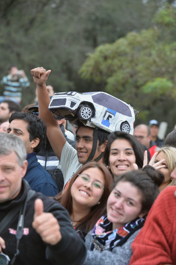 Entusiastiska fans lyfter fram sina favoriter i Rally Argentina.