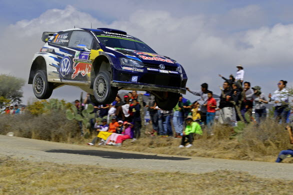 Sébastien Ogier flyger mot segern i Rally Mexico.
