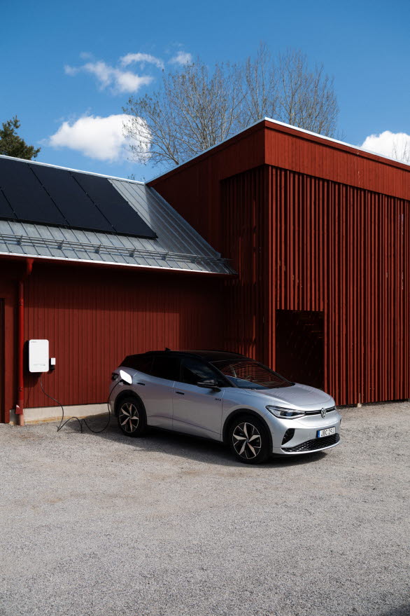 Projektet har möjliggjorts genom ett samarbete mellan bostadsrättsföreningen Stenberg, Volkswagen, Ambibox (tillverkare av dubbelriktade laddare) och mjukvaruföretaget Energy Bank.