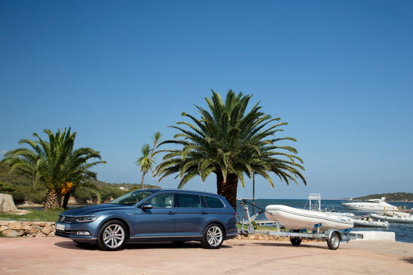 Att backa med släp är en utmaning, även för vana bilförare. Volkswagen är första biltillverkaren i världen med att erbjuda sina kunder ett assistanssystem som gör det lättare än någonsin att manövrera med ett släp tillkopplat.