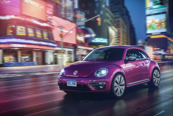 För den som letar efter något väldigt speciellt är Beetle Pink Edition det perfekta valet – en bil för stilmedvetna människor runt om i världen. Bilen är lackerad i "Pink Metallic" med kontrasterande exteriöra och interiöra detaljer i svart, krom och aluminiumlook.
