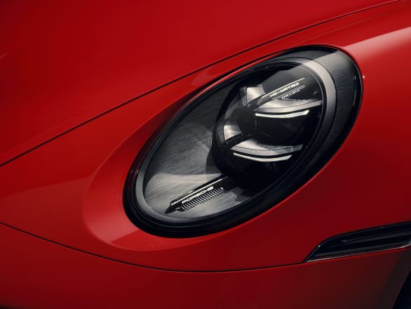 Matrix LED-strålkastarna på 911 GT3 S/C kombinerar samtliga de främre belysningsfunktionerna, vilket gör att man kunnat ta bort de extra belysningsenheterna som tidigare fanns i den främre stötfångaren.