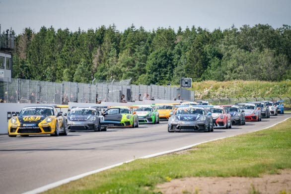 Porsche Carrera Cup Scandinavia kommer till Drivecenter Arena i Västerbotten den 29 juli. Förra året sågs deltävlingarna av hela 18 600 åskådare på den då nyinvigda anläggningen. I väntan på nya direktiv gällande corona-pandemin körs Porsche Carrera Cup Scandinavia inför tomma läktare. Samtliga deltävlingar sänds på streamingtjänsten Viaplay och V Sport Motor. Se onsdagens race live kl. 17:00 och kl. 19:30. Bild: Racingsäsongen 2020 är äntligen igång. De två senaste årens mästare, Lukas Sundahl (#1) vann både Race 1 och Race 2 vid premiären på Falkenberg. 29 juli går jakten efter årets mästartitel vidare på Drivecenter Arena i Fällfors.