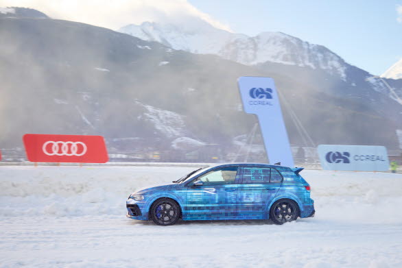 På Ice Race i Zell am See kör spektakulära tävlingsbilar och serietillverkade bilar på is och snö.