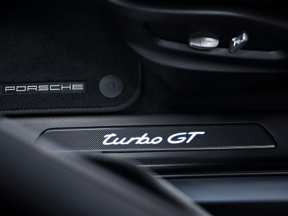 Belysta instegslister i kolfiber med modellbeteckning i nya Porsche Cayenne Turbo GT