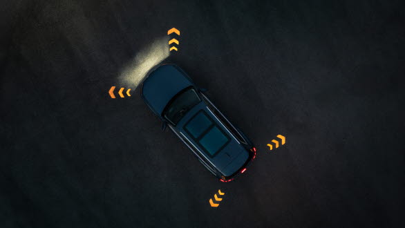 Nya Audi Q7 med aktiverade digitala varningsljus