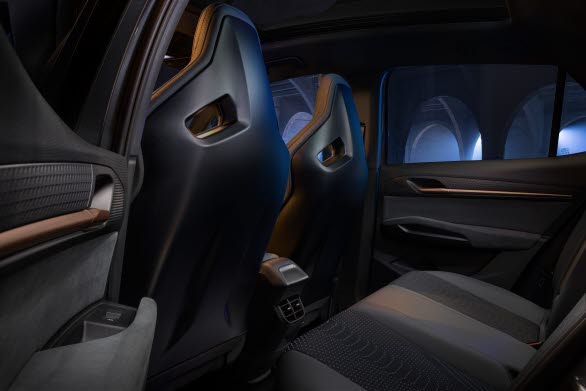 Nya CUPRA Born. Ljudkvaliteten har höjts med integreringen av Sennheisers Contrabass-teknik i det förstklassiga ljudsystemet med 10 högtalare. Basförstärkningssystemet använder psykoakustiska tekniker för att leverera djupa, kraftfulla låga slutfrekvenser som skapar ett fylligt och uppslukande ljudlandskap.