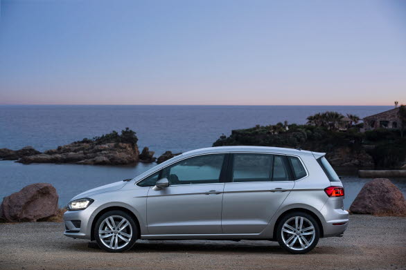 Volkswagen Golf Sportsvan är en ny och sportig allroundbil som kombinerar det bästa från storleksklasserna halvkombi, kombi och minivan. Summan av alla praktiska detaljlösningar gör den till en av de mest mångsidiga kompaktbilarna. Modellen är nu prissatt och beställningsbar på den svenska marknaden och premiären sker i augusti. 