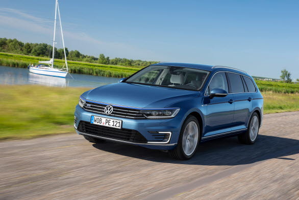 Passat GTE är en intelligent mix av långfärdsbil och utsläppsfri drivning. I GTE-läget har denna Volkswagen dessutom en mycket sportig karaktär. Laddhybriddrivningen består av en turboladdad direktinsprutad bensinmotor (TSI) kombinerad med en elmotor som hämtar sin laddning från ett litiumjonbatteri.   TSI-motorn på 1,4 liter utvecklar en effekt på 156 hk och elmotorn upp till 115 hk. Tack vare batteriet kan Passat GTE köras upp till 50 km på el, och då alltså helt utan lokala utsläpp. 