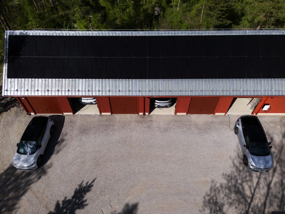 Projektet har skräddarsytts för att kunna illustrera så många av de energifunktioner som erbjuds av V2H-funktionen i Volkswagens ID.-modeller och med V2G i Ambibox tillsammans med Energy Bank som möjligt.