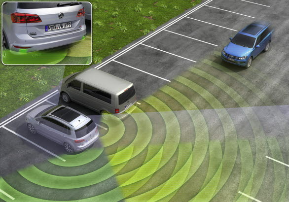 En inbyggd funktion i Blind Sport Sensor hjälper dessutom föraren att ta sig ur krångliga parkeringsluckor när sikten är dålig bakåt. När man backar ut från en parkeringsplats kan systemet uppfatta trafik som närmar sig bakifrån och därför kan vara svår att upptäcka. Föraren varnas i tre steg; först en ljudvarning och sedan en indikering i infotainmentsystemet. I ett tredje steg bromsas bilen automatiskt om det föreligger risk för kollision. 