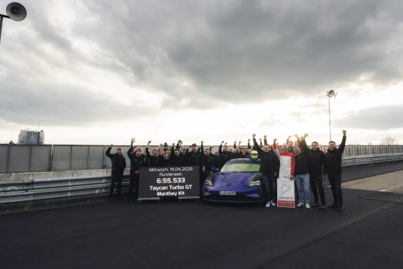Med Porsches utvecklingsförare Lars Kern bakom ratten kördes en Taycan Turbo GT med Manthey Kit den 20,832 km långa banan i Eifel på 6:55,533 minuter – det är mer än nio sekunder snabbare än det tidigare rekordet.