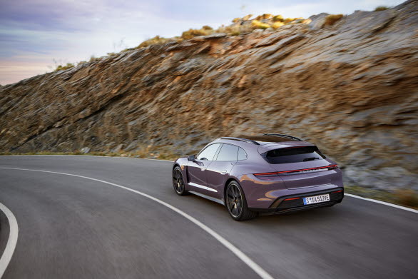 Nya Porsche Taycan 4S Sport Turismo i den för modellen nya exteriörfärgen Provence.