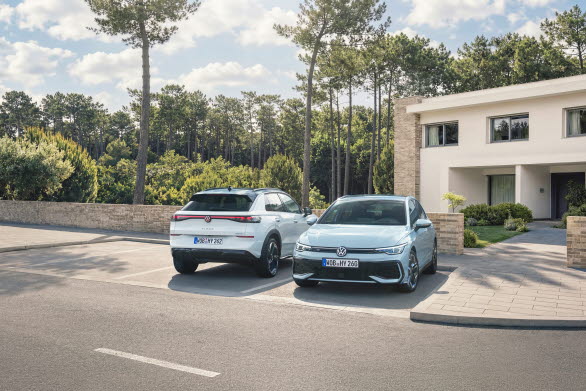Jämfört med en externt laddningsbar laddhybrid har fullhybriden ett lägre inköpspris och kräver ingen laddinfrastruktur.