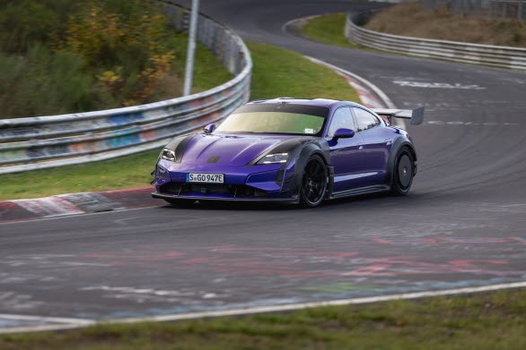 Med det nya kitet från Manthey, monterat på en Taycan Turbo GT med Weissach Package, har utvecklingsföraren Lars Kern med tiden 6:55,553 minuter satt ett nytt varvrekord för "electric executive cars" på Nürburgrings nordslinga.