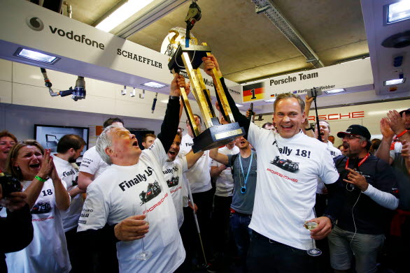 Porsches%20h%C3%B6gsta%20ledning%20med%20Wolfgang%20Porsche%20och%20Oliver%20Blume%20gl%C3%A4ds%20%C3%A5t%20segern.