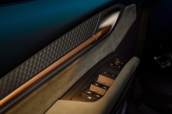 Nya CUPRA Born. Nu fyra knappar för elhissarna vid förarplats.