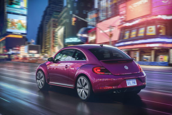 För den som letar efter något väldigt speciellt är Beetle Pink Edition det perfekta valet – en bil för stilmedvetna människor runt om i världen. Bilen är lackerad i "Pink Metallic" med kontrasterande exteriöra och interiöra detaljer i svart, krom och aluminiumlook.